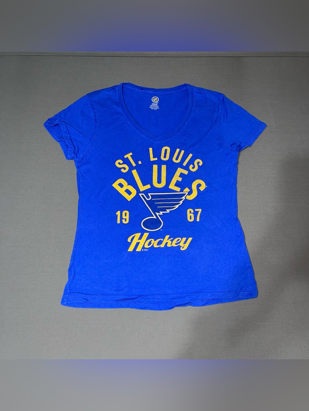NHL St. Louis Blues Graphic T-Shirt Women’s Size Medium Hockey Blue & Gold